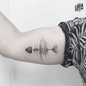 tatuaje_brazo_espina_pescado_logiabarcelona_moly_moonlight